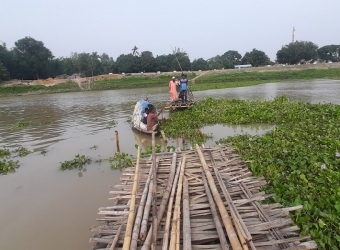 বাঁশের সাঁকো ভেঙে দুর্ভোগে ১৫ গ্রামের মানুষ 